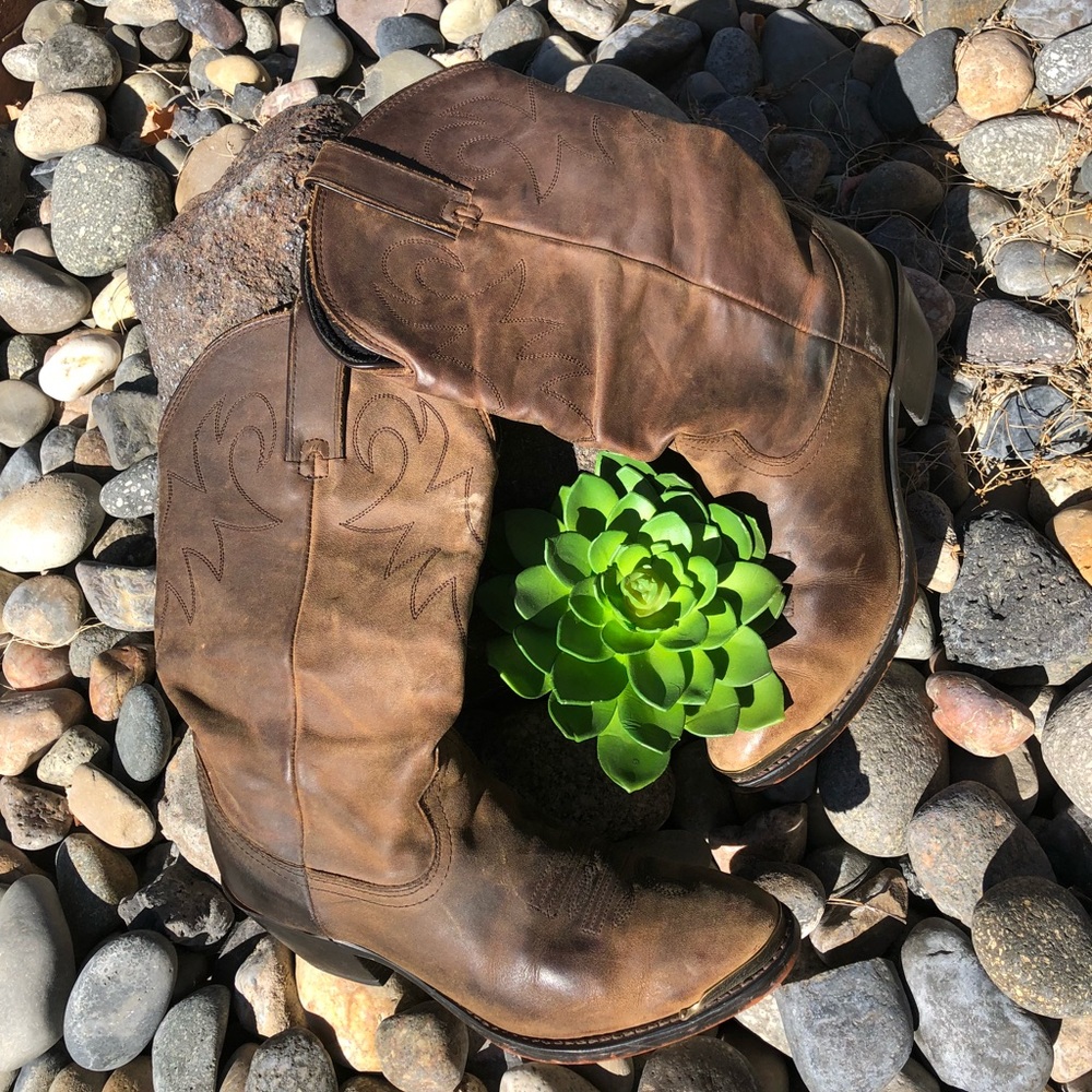Distressed Women’s Durango boots size 6 tan/brown